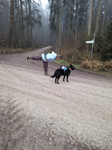 Fitnessübung Standwaage beim Gassi näxt Level